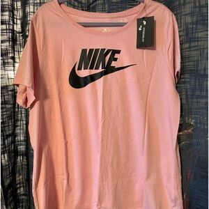 2 Nike tees
